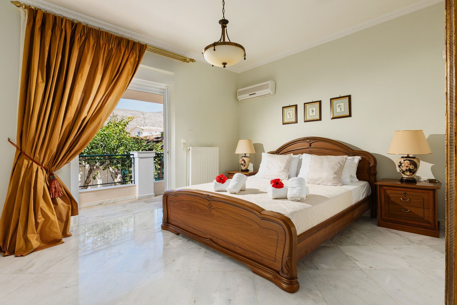 Classic ground-floor bedroom ensuite