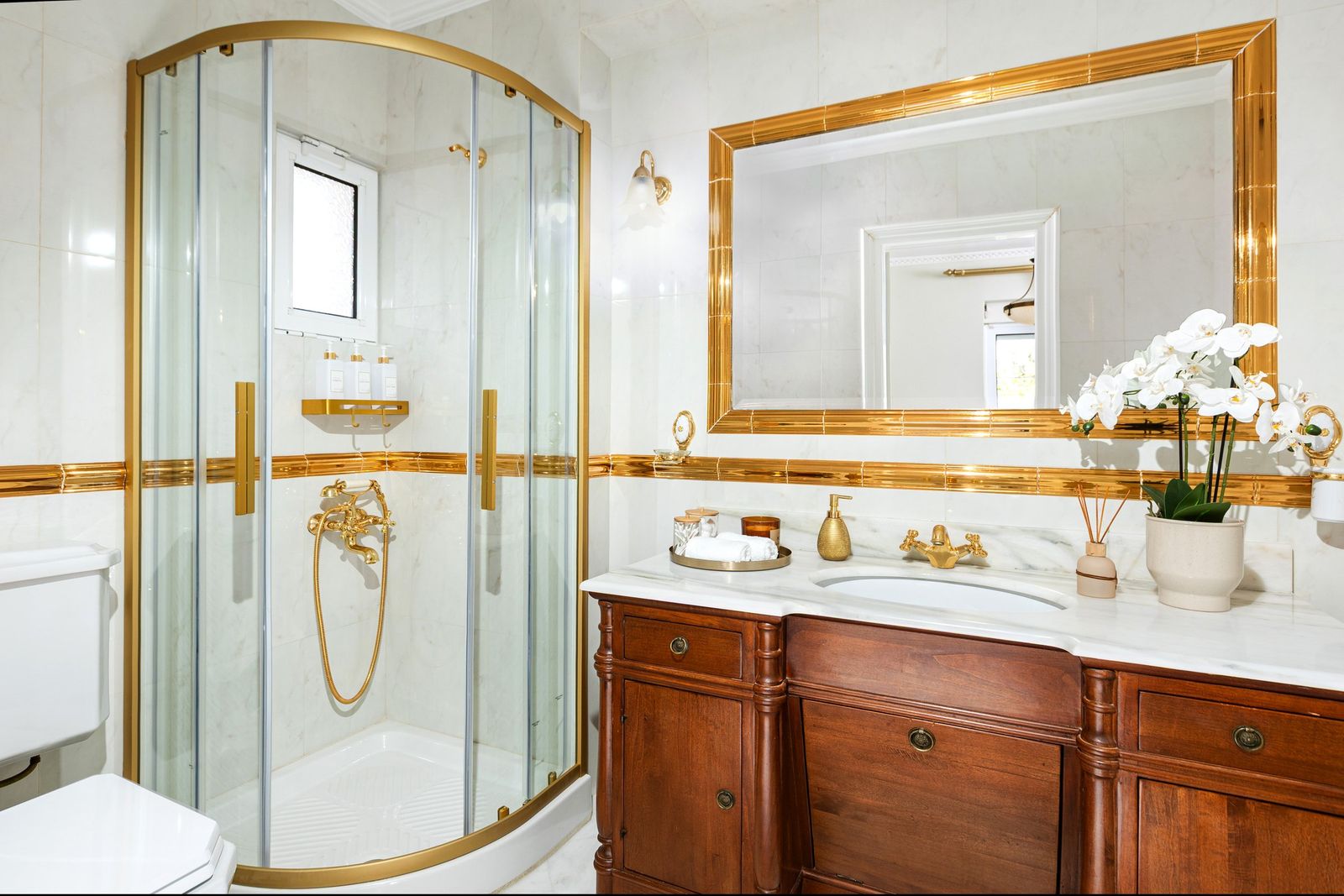 Classic ground-floor bathroom