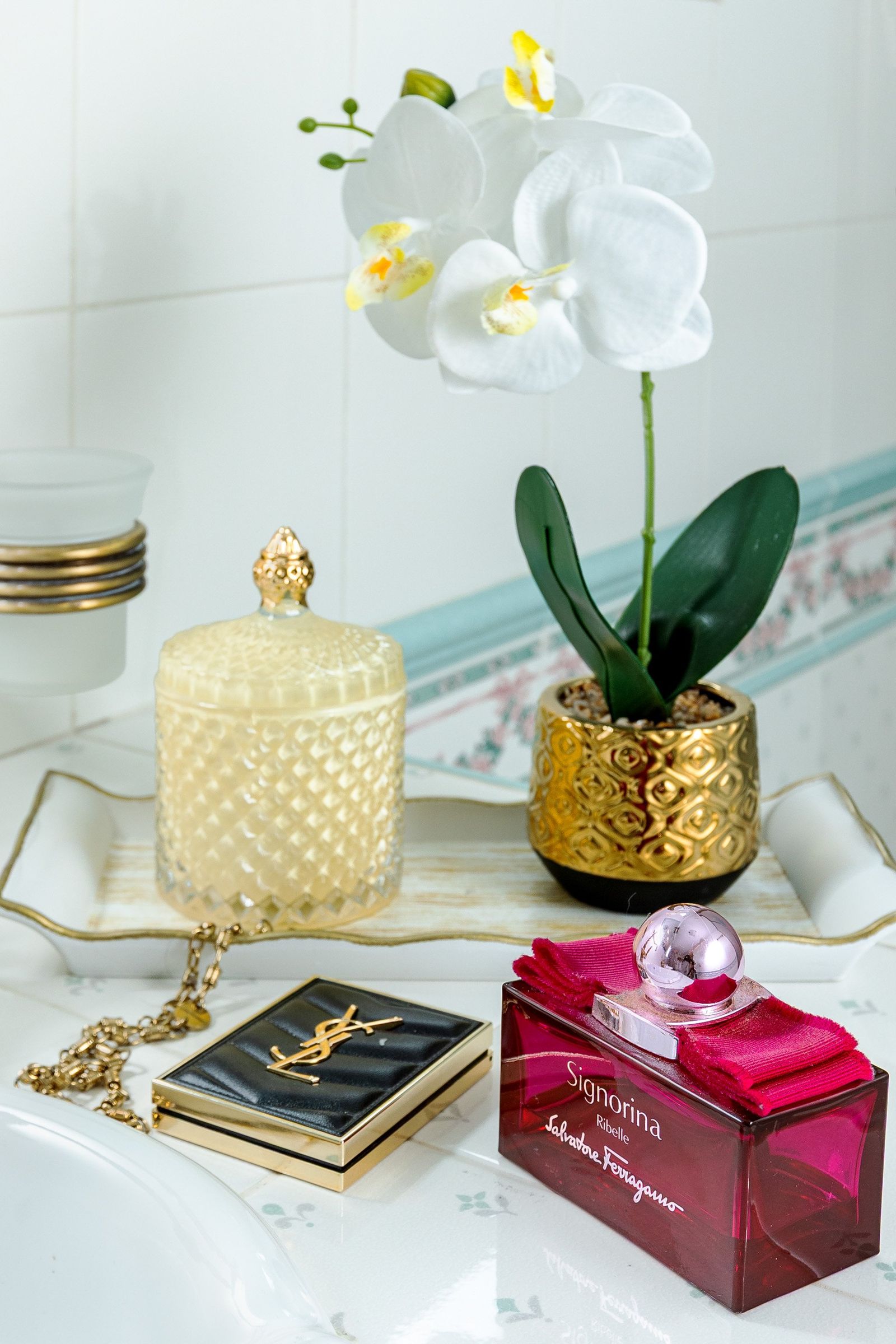Upper floor bathroom luxury details