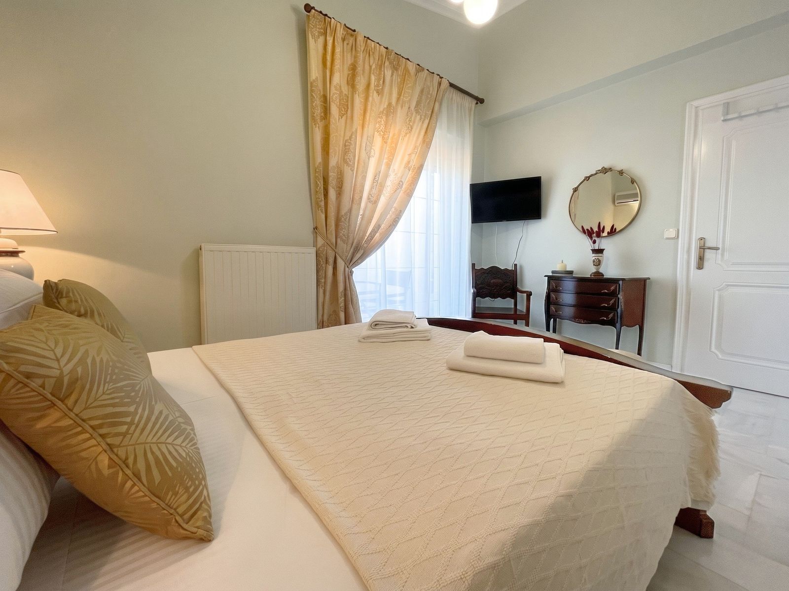 Regal ensuite bedroom quality linen