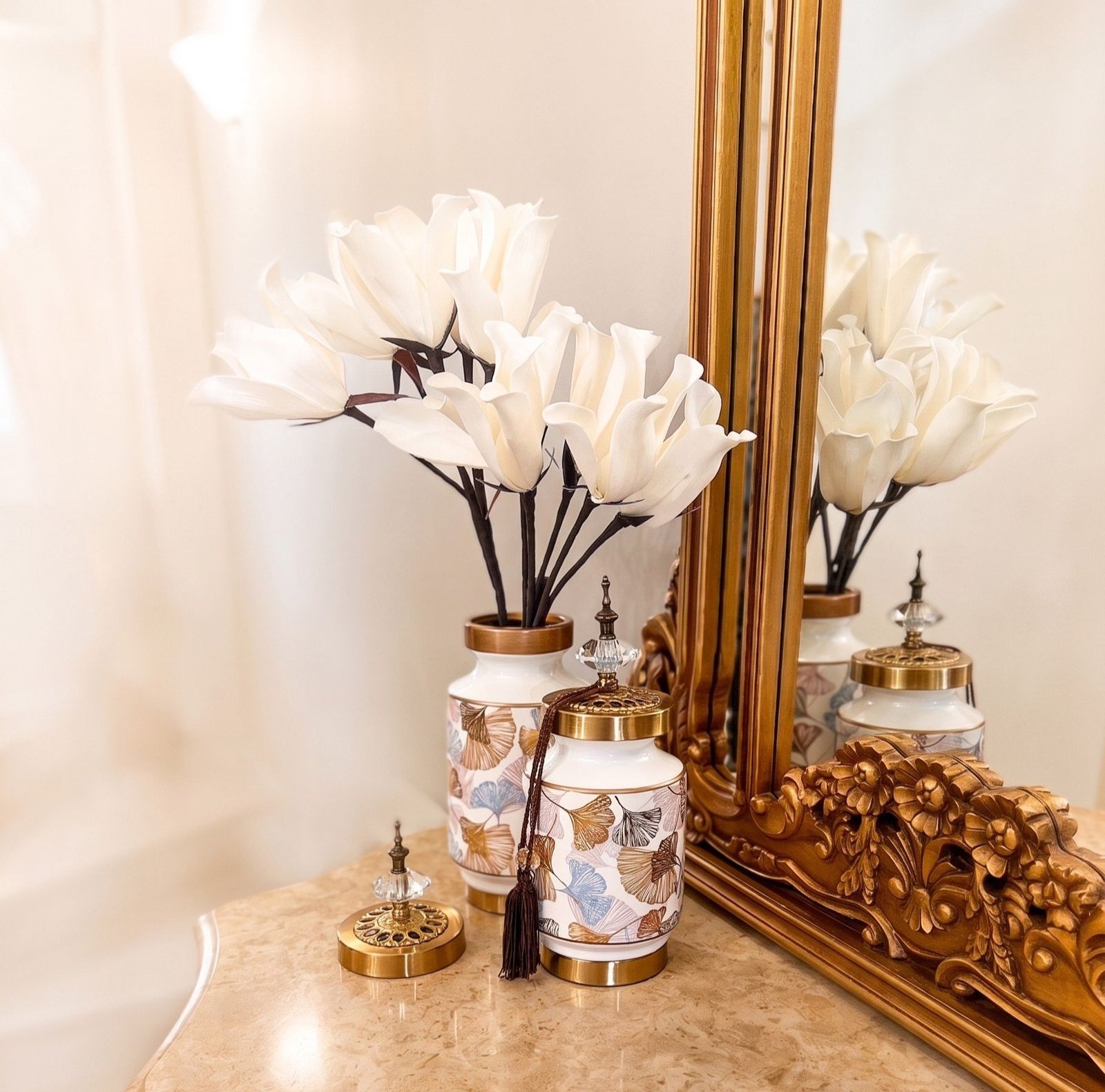 Decorative vase and flowers details